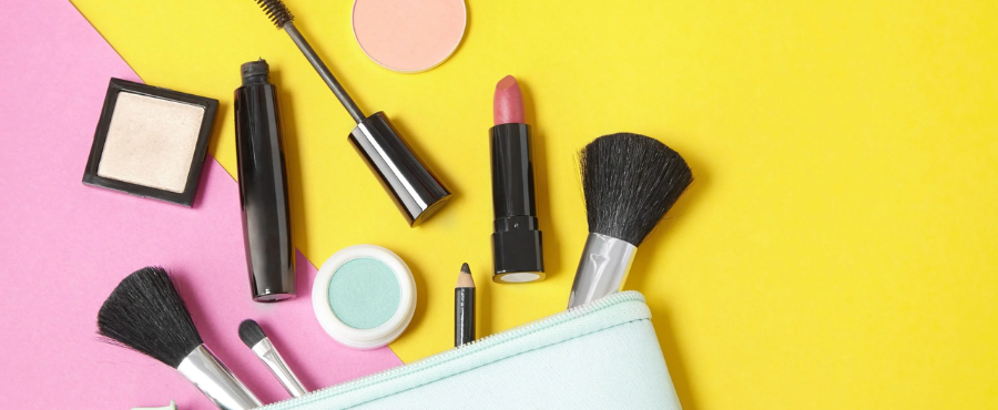 se puede llevar maquillaje en el avion