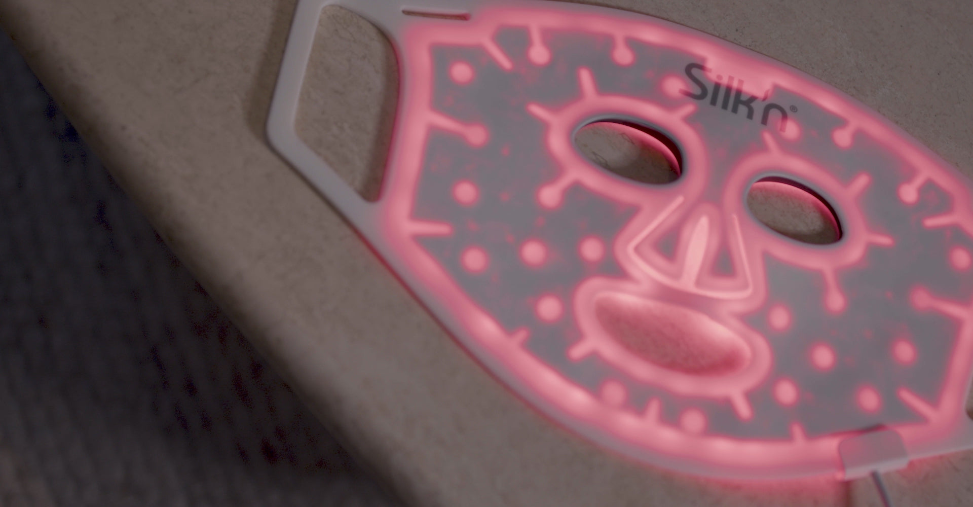 Cargar vídeo: Máscara LED Face Mask 100 Silk´n - Masaje con luz para el rostro - Una mejor piel gracias a la tecnología led